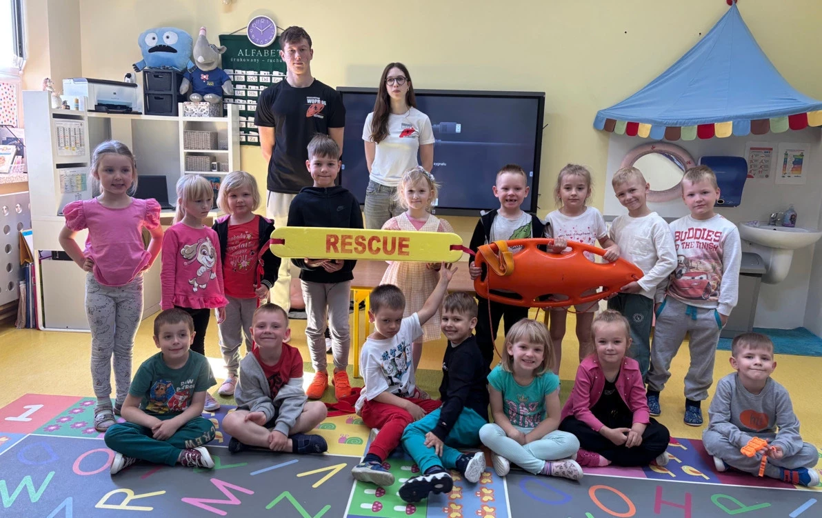 Zdjęcie do Wizyta ratownik&oacute;w wodnych w przedszkolu &ndash; uczymy się pomagać!